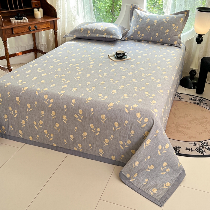 91家纺网 家纺一手货源 找家纺 yyds网供 2025新款A类色织全棉三层纱布床盖三件套喷气夹棉盖毯夏被厚床单多功能榻榻米风格二 相遇灰黄