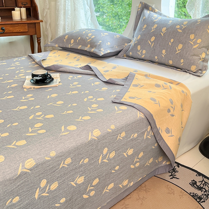 91家纺网 家纺一手货源 找家纺 yyds网供 2025新款A类色织全棉三层纱布床盖三件套喷气夹棉盖毯夏被厚床单多功能榻榻米风格二 相遇灰黄