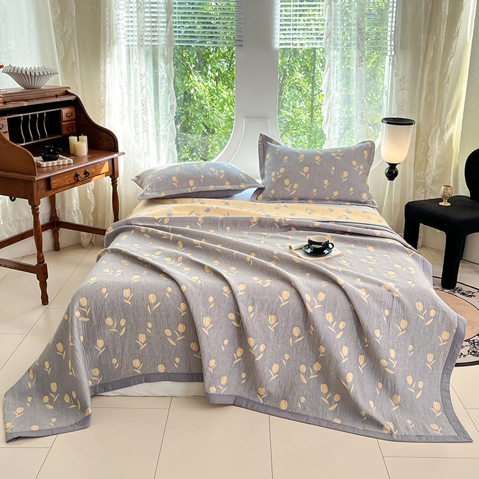 91家纺网 家纺一手货源 找家纺 yyds网供 2025新款A类色织全棉三层纱布床盖三件套喷气夹棉盖毯夏被厚床单多功能榻榻米风格二 相遇灰黄