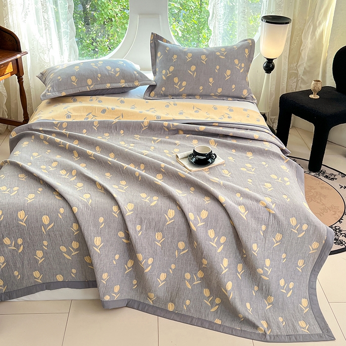 91家纺网 家纺一手货源 找家纺 yyds网供 2025新款A类色织全棉三层纱布床盖三件套喷气夹棉盖毯夏被厚床单多功能榻榻米风格二 相遇灰黄