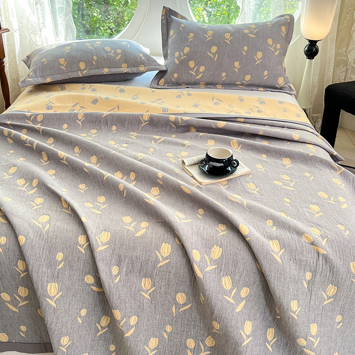 91家纺网 家纺一手货源 找家纺 yyds网供 2025新款A类色织全棉三层纱布床盖三件套喷气夹棉盖毯夏被厚床单多功能榻榻米风格二 相遇灰黄