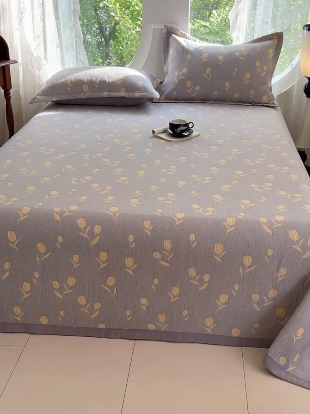 91家纺网 家纺一手货源 找家纺 yyds网供 2025新款A类色织全棉三层纱布床盖三件套喷气夹棉盖毯夏被厚床单多功能榻榻米风格二 相遇灰黄