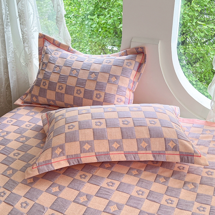 91家纺网 家纺一手货源 找家纺 yyds网供 2025新款A类色织全棉三层纱布床盖三件套喷气夹棉盖毯夏被厚床单多功能榻榻米风格二 小香风粉紫