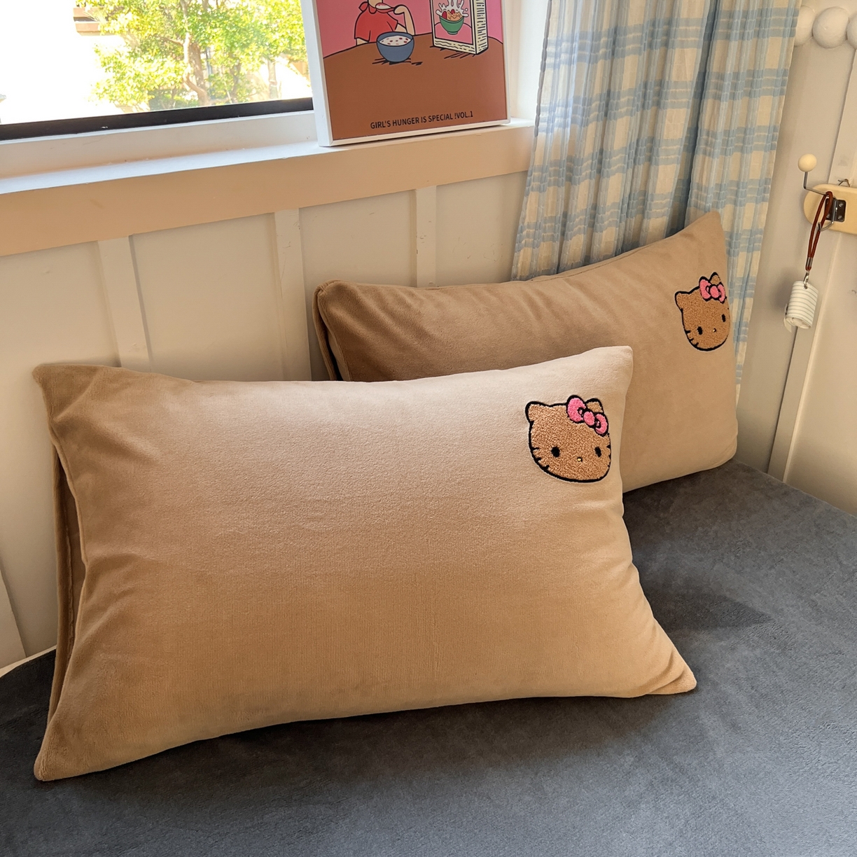 91家纺网 家纺一手货源 找家纺 童颜 2025新款高克重保暖牛奶绒毛巾绣四件套-黑皮猫-场景二 黑皮猫-浅咖+灰