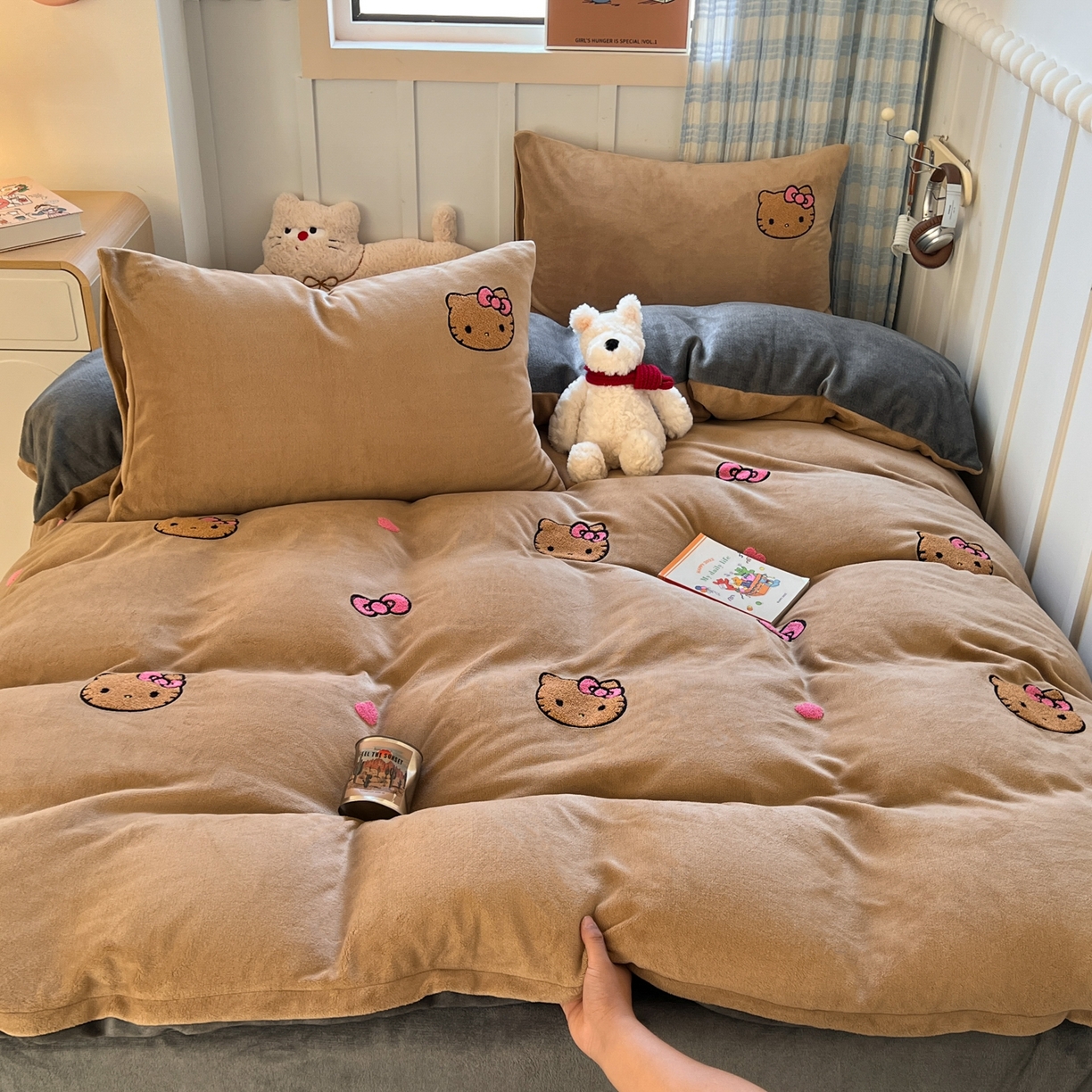 童颜 2025新款高克重保暖牛奶绒毛巾绣四件套-黑皮猫-场景二 黑皮猫-浅咖+灰