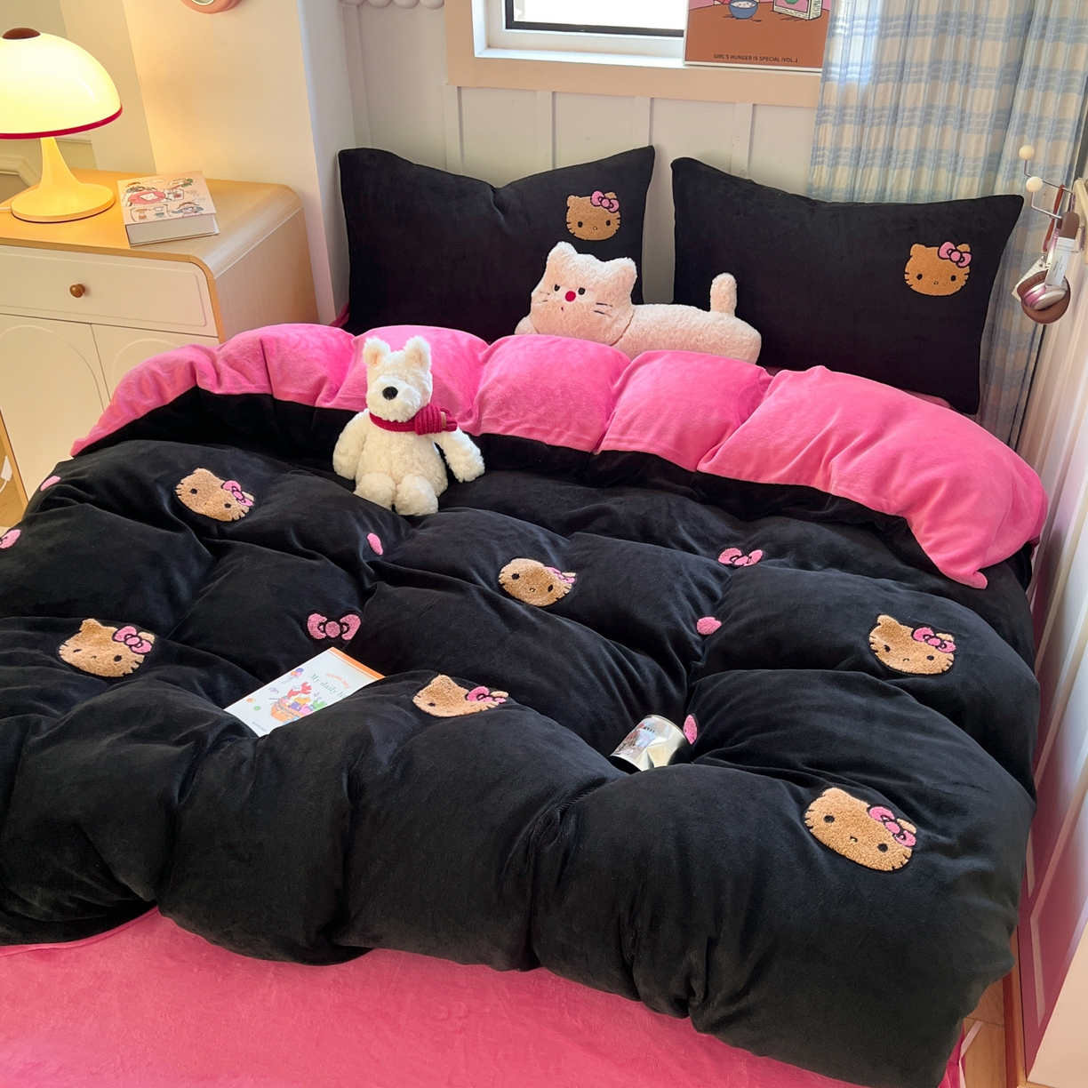 91家纺网 家纺一手货源 找家纺 （总）童颜 2025新款高克重保暖牛奶绒毛巾绣四件套-黑皮猫-场景二