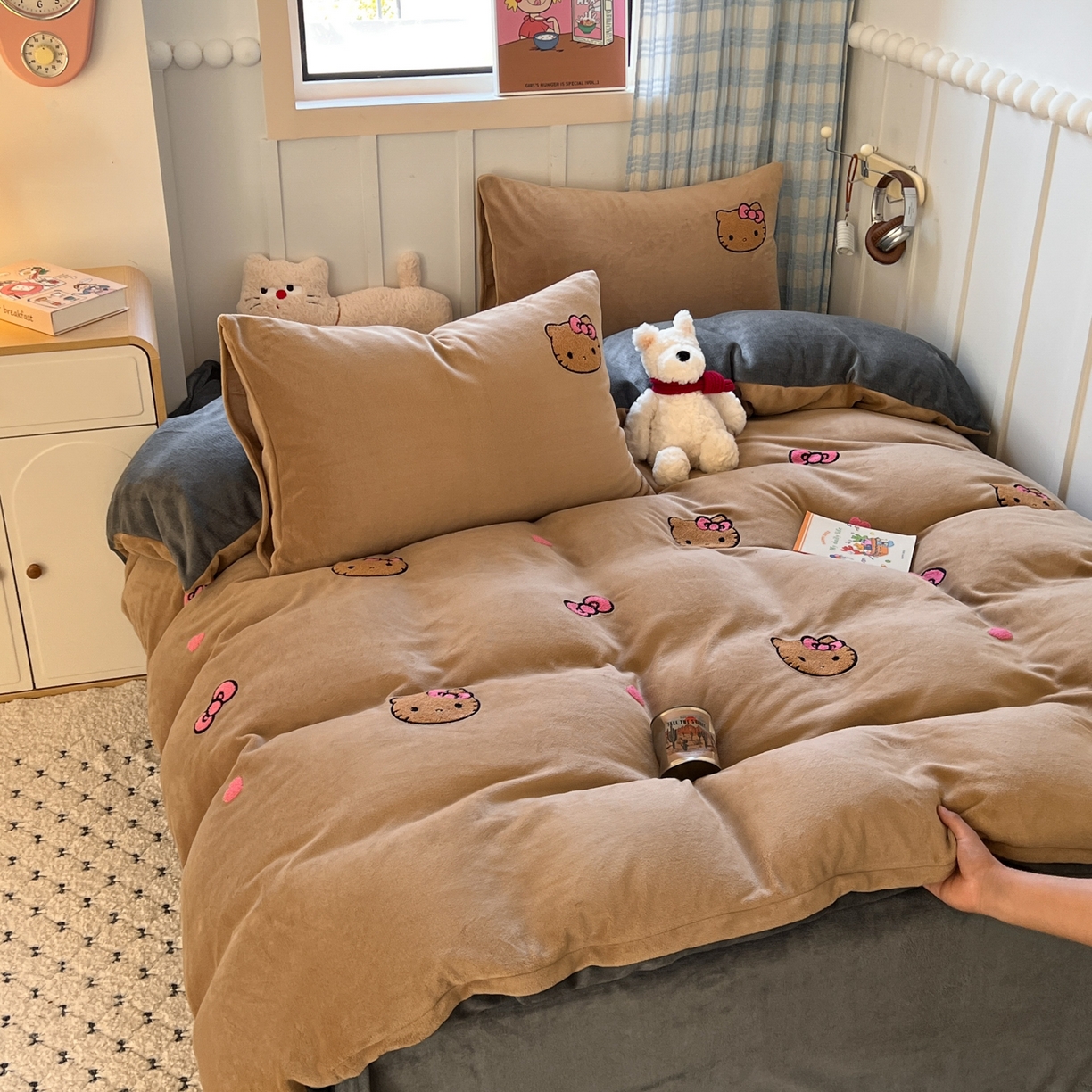 91家纺网 家纺一手货源 找家纺 童颜 2025新款高克重保暖牛奶绒毛巾绣四件套-黑皮猫-场景二 黑皮猫-浅咖+灰