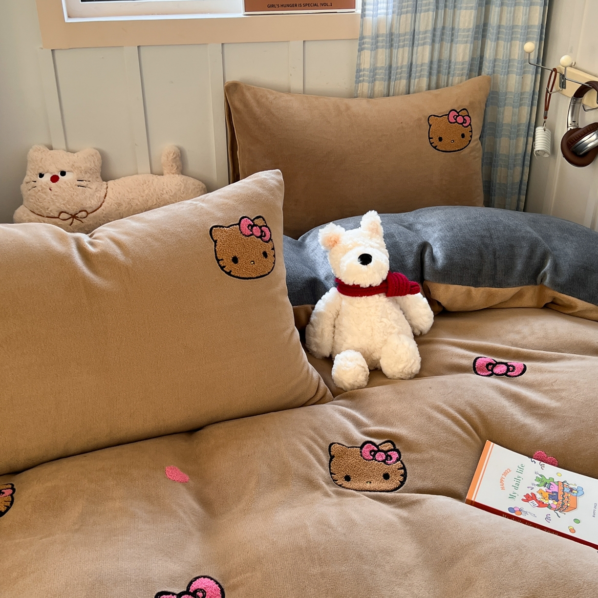 91家纺网 家纺一手货源 找家纺 童颜 2025新款高克重保暖牛奶绒毛巾绣四件套-黑皮猫-场景二 黑皮猫-浅咖+灰