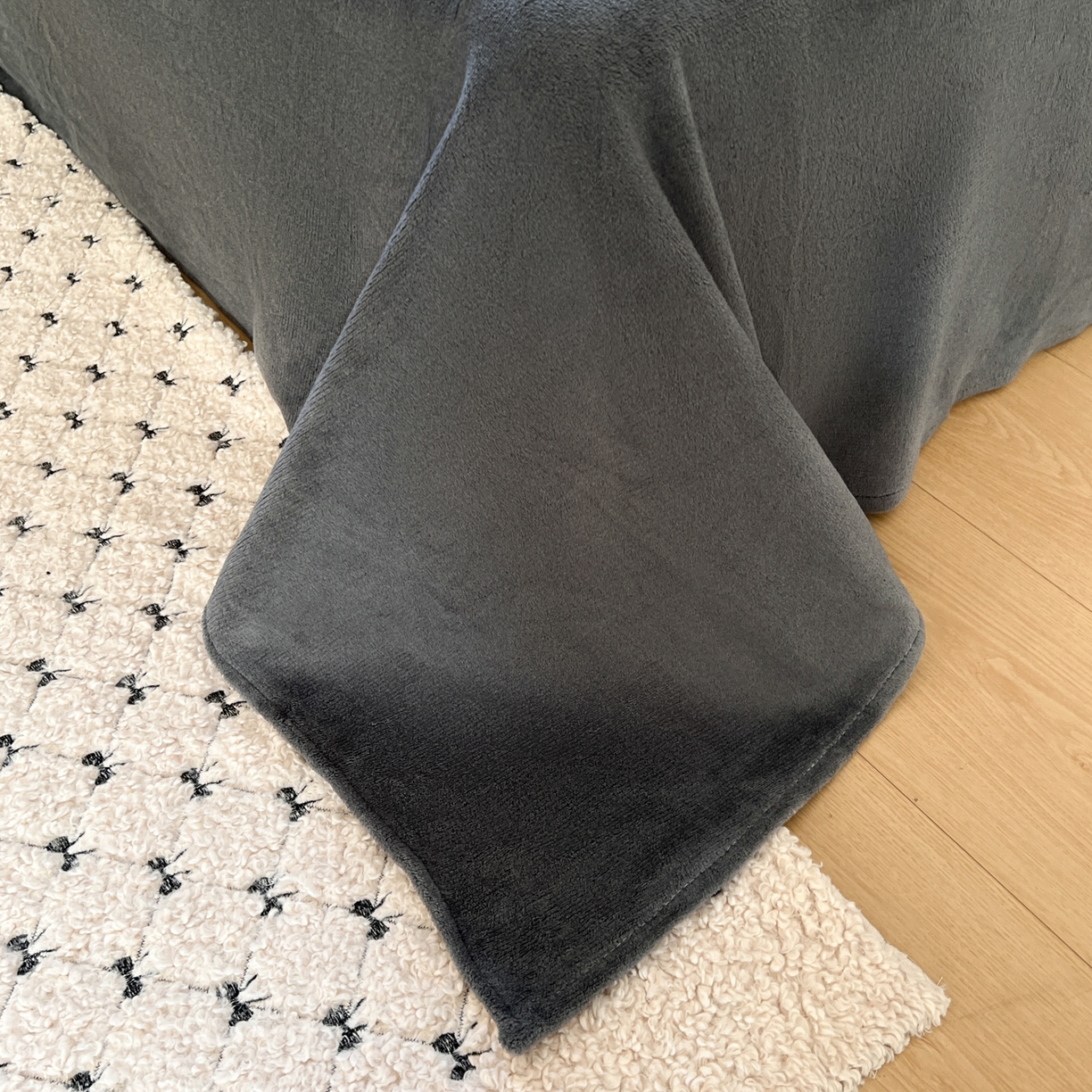 91家纺网 家纺一手货源 找家纺 童颜 2025新款高克重保暖牛奶绒毛巾绣四件套-黑皮猫-场景二 黑皮猫-浅咖+灰