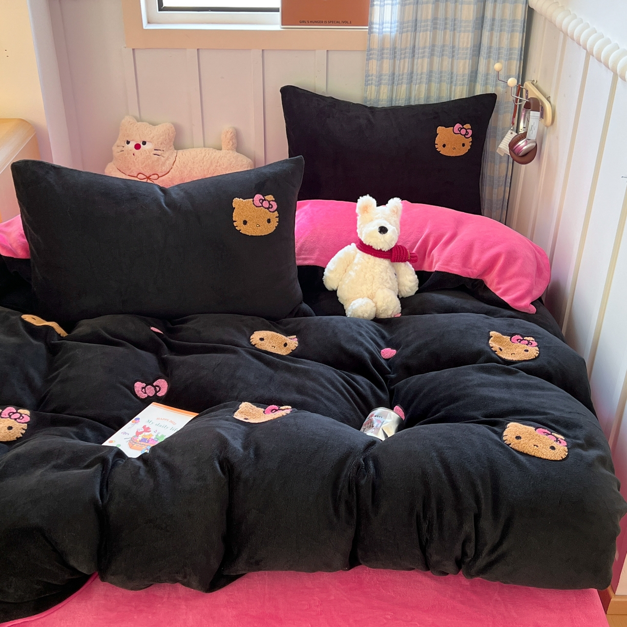 91家纺网 家纺一手货源 找家纺 （总）童颜 2025新款高克重保暖牛奶绒毛巾绣四件套-黑皮猫-场景二