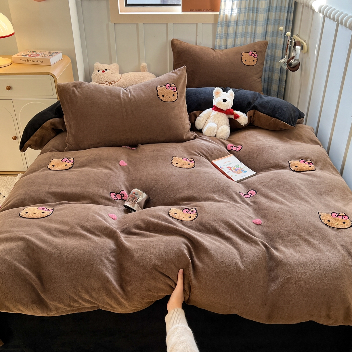 91家纺网 家纺一手货源 找家纺 （总）童颜 2025新款高克重保暖牛奶绒毛巾绣四件套-黑皮猫-场景二