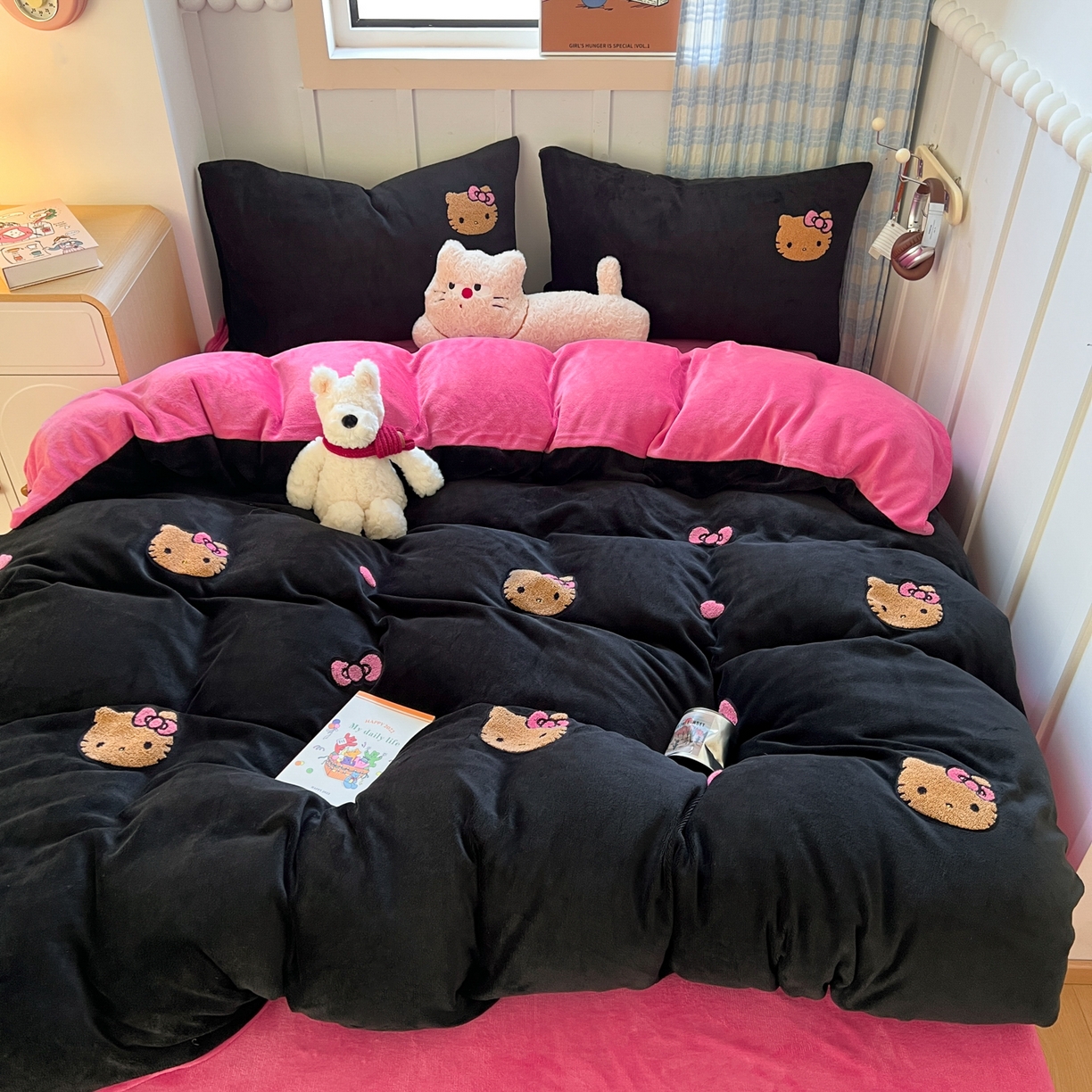 91家纺网 家纺一手货源 找家纺 （总）童颜 2025新款高克重保暖牛奶绒毛巾绣四件套-黑皮猫-场景二