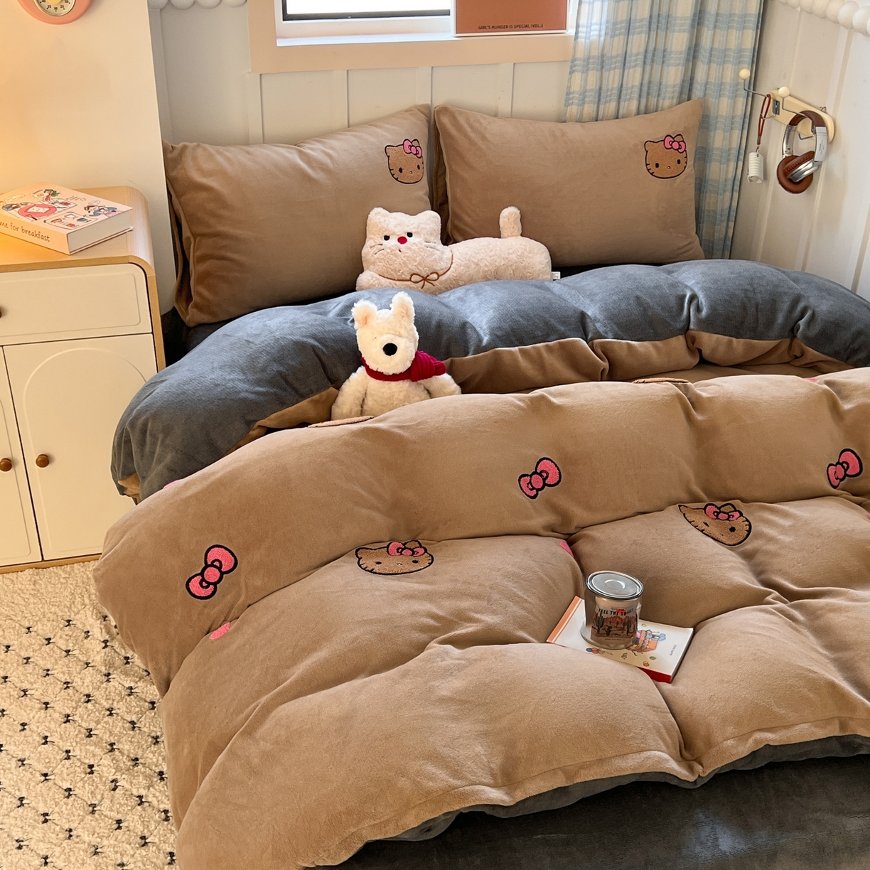 91家纺网 家纺一手货源 找家纺 童颜 2025新款高克重保暖牛奶绒毛巾绣四件套-黑皮猫-场景二 黑皮猫-浅咖+灰