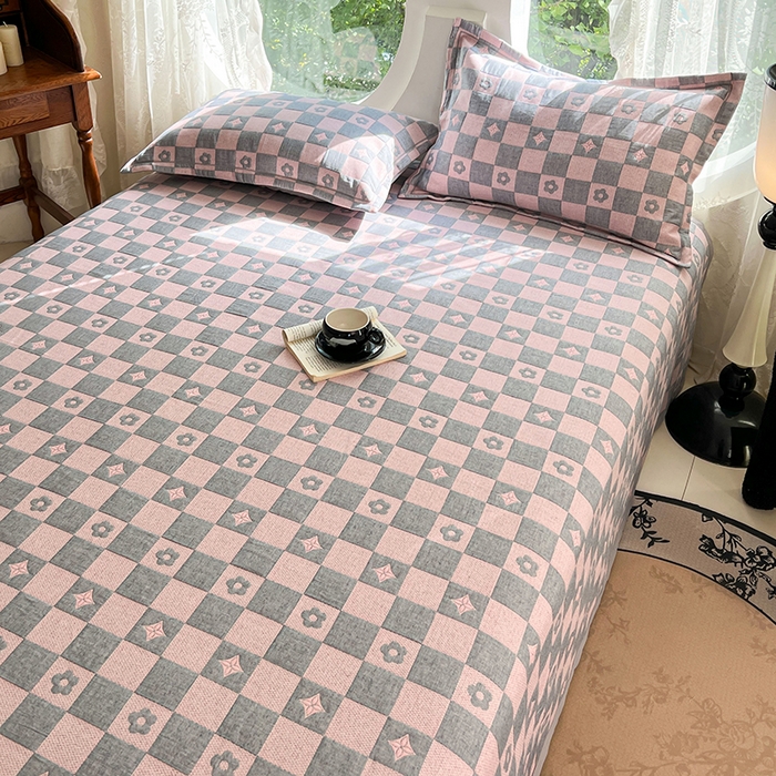 91家纺网 家纺一手货源 找家纺 yyds网供 2025新款A类色织全棉三层纱布床盖三件套喷气夹棉盖毯夏被厚床单多功能榻榻米风格二 小香风灰粉