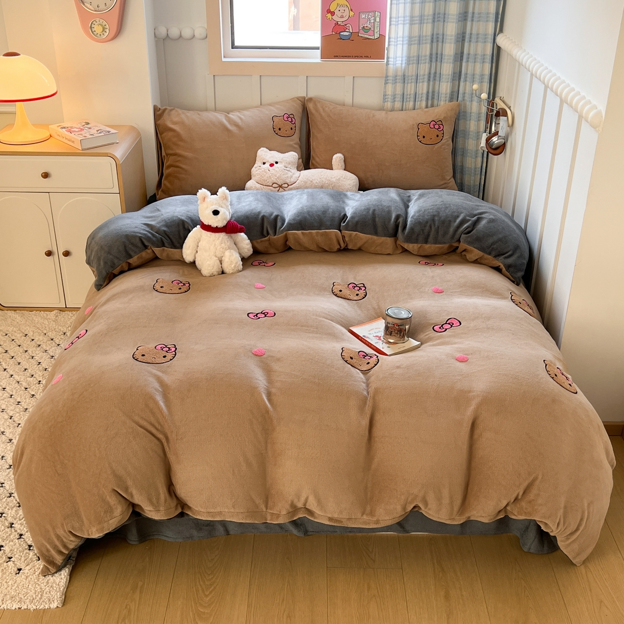 91家纺网 家纺一手货源 找家纺 童颜 2025新款高克重保暖牛奶绒毛巾绣四件套-黑皮猫-场景二 黑皮猫-浅咖+灰