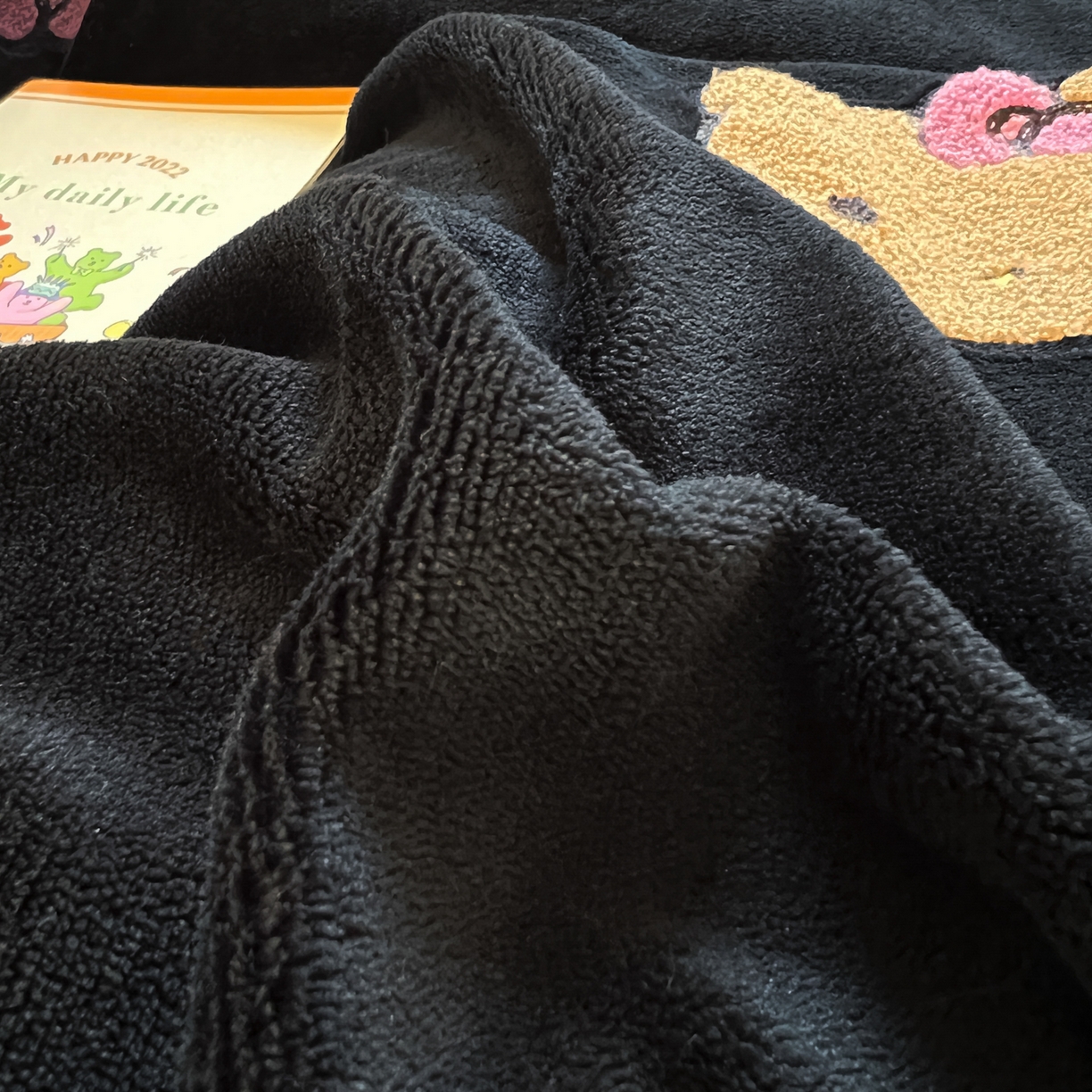 91家纺网 家纺一手货源 找家纺 （总）童颜 2025新款高克重保暖牛奶绒毛巾绣四件套-黑皮猫-场景二