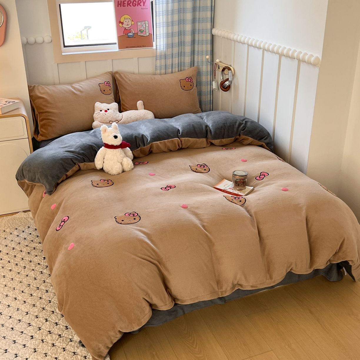 91家纺网 家纺一手货源 找家纺 童颜 2025新款高克重保暖牛奶绒毛巾绣四件套-黑皮猫-场景二 黑皮猫-浅咖+灰