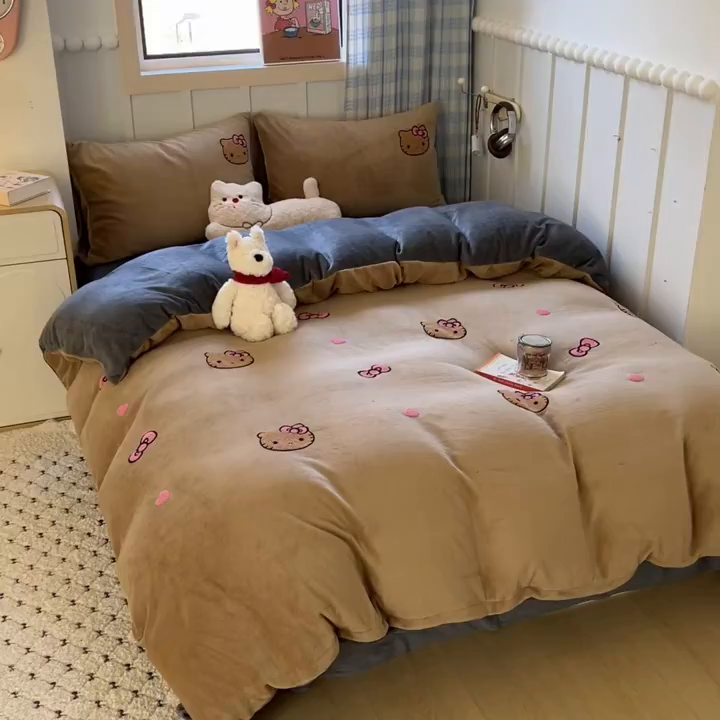 91家纺网 家纺一手货源 找家纺 童颜 2025新款高克重保暖牛奶绒毛巾绣四件套-黑皮猫-场景二 黑皮猫-浅咖+灰