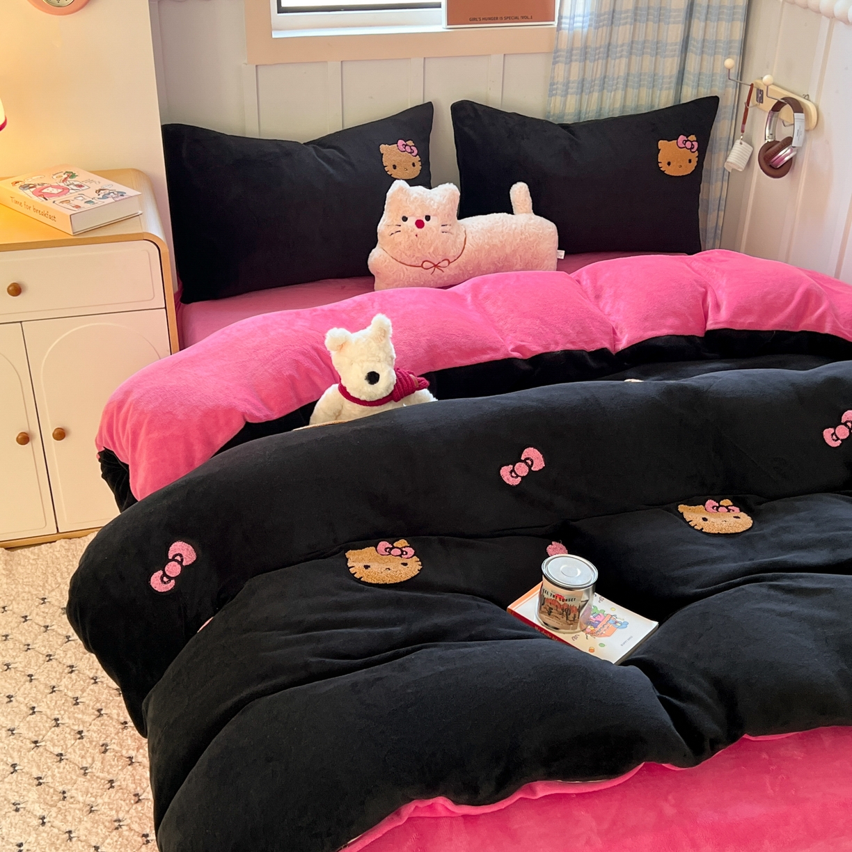 91家纺网 家纺一手货源 找家纺 （总）童颜 2025新款高克重保暖牛奶绒毛巾绣四件套-黑皮猫-场景二