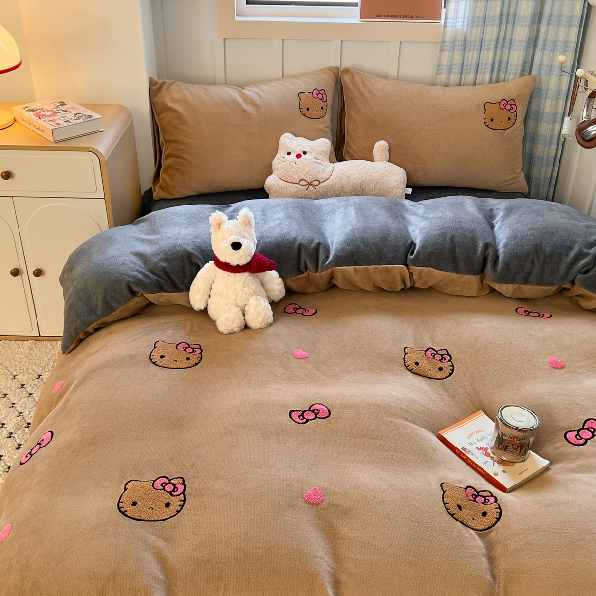 91家纺网 家纺一手货源 找家纺 童颜 2025新款高克重保暖牛奶绒毛巾绣四件套-黑皮猫-场景二 黑皮猫-浅咖+灰