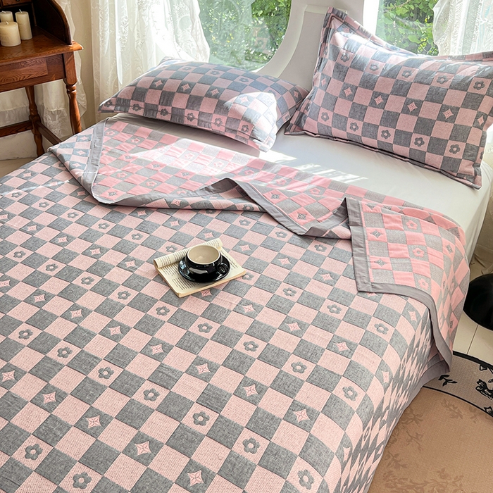 91家纺网 家纺一手货源 找家纺 yyds网供 2025新款A类色织全棉三层纱布床盖三件套喷气夹棉盖毯夏被厚床单多功能榻榻米风格二 小香风灰粉