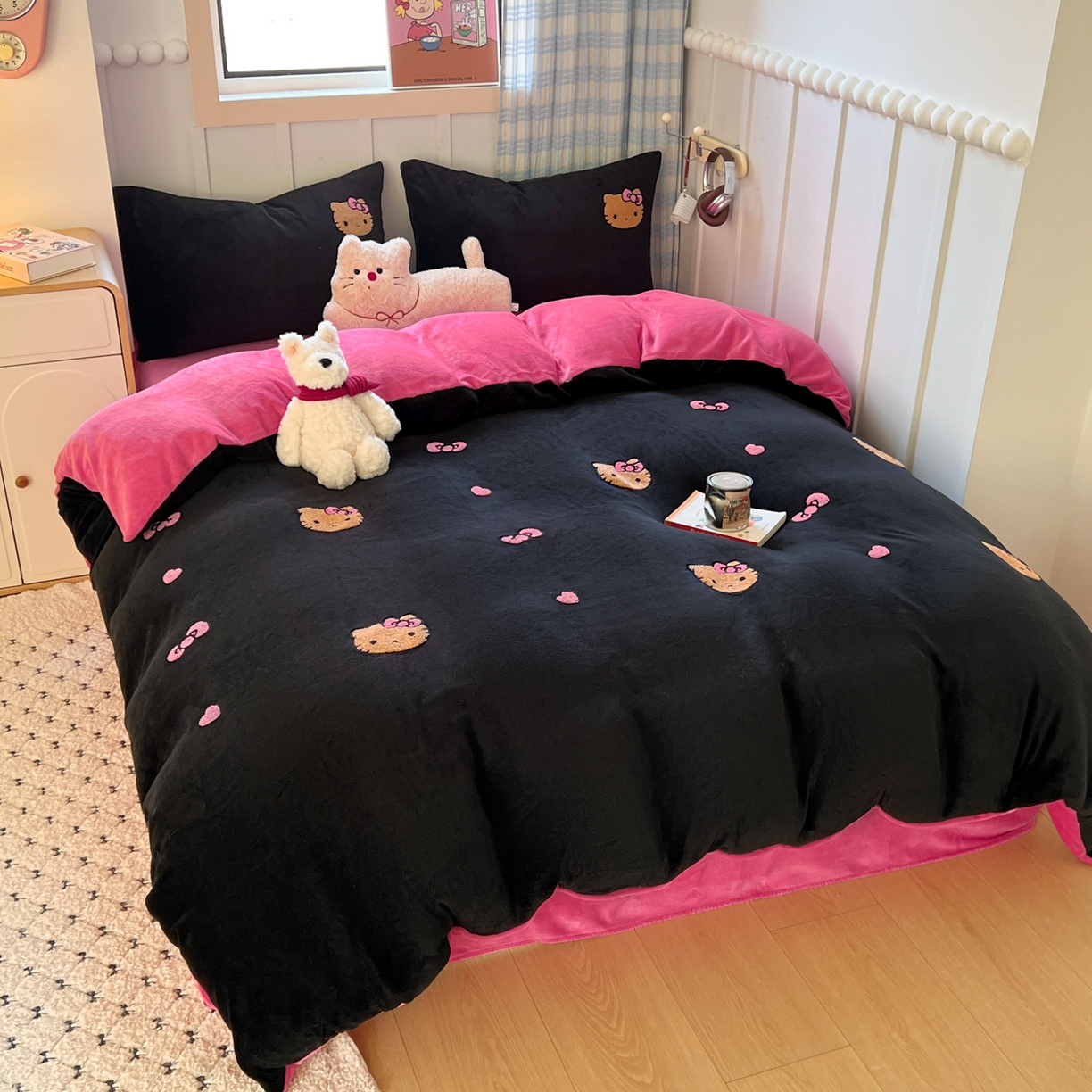 91家纺网 家纺一手货源 找家纺 （总）童颜 2025新款高克重保暖牛奶绒毛巾绣四件套-黑皮猫-场景二