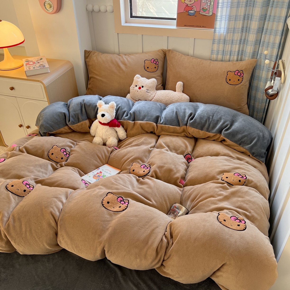 91家纺网 家纺一手货源 找家纺 童颜 2025新款高克重保暖牛奶绒毛巾绣四件套-黑皮猫-场景二 黑皮猫-浅咖+灰