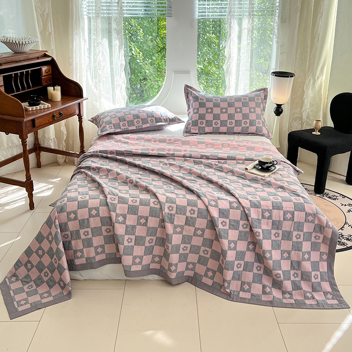 91家纺网 家纺一手货源 找家纺 yyds网供 2025新款A类色织全棉三层纱布床盖三件套喷气夹棉盖毯夏被厚床单多功能榻榻米风格二 小香风灰粉