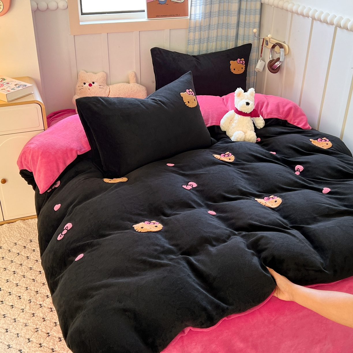 91家纺网 家纺一手货源 找家纺 （总）童颜 2025新款高克重保暖牛奶绒毛巾绣四件套-黑皮猫-场景二