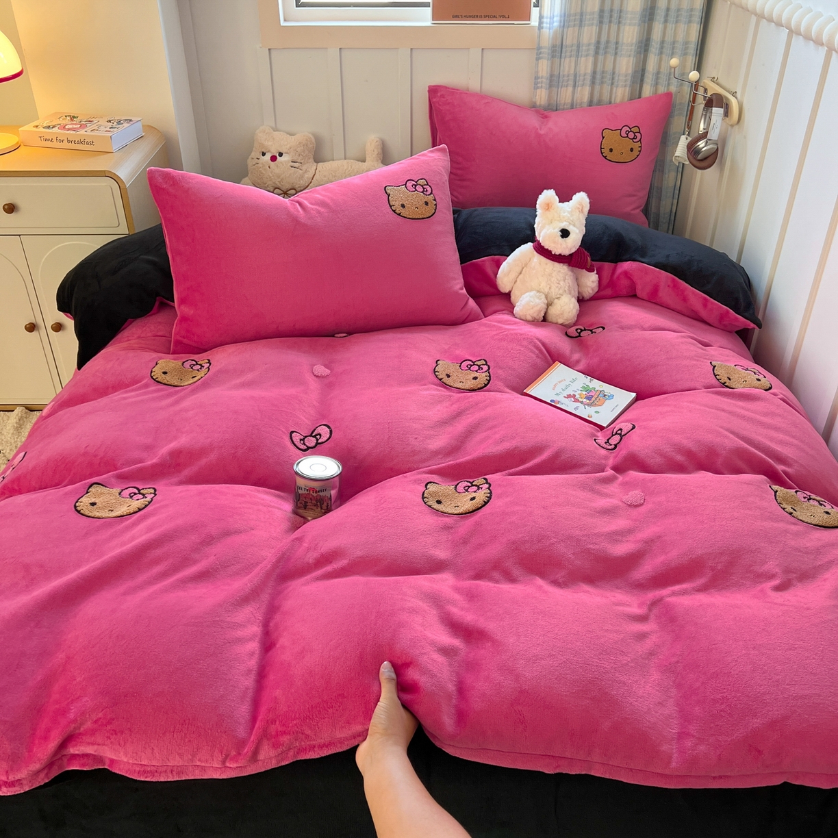 91家纺网 家纺一手货源 找家纺 （总）童颜 2025新款高克重保暖牛奶绒毛巾绣四件套-黑皮猫-场景二