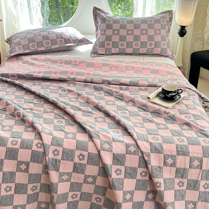 91家纺网 家纺一手货源 找家纺 yyds网供 2025新款A类色织全棉三层纱布床盖三件套喷气夹棉盖毯夏被厚床单多功能榻榻米风格二 小香风灰粉