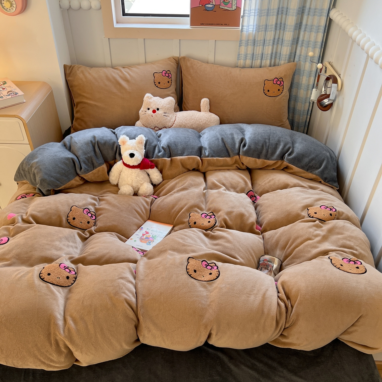 91家纺网 家纺一手货源 找家纺 童颜 2025新款高克重保暖牛奶绒毛巾绣四件套-黑皮猫-场景二 黑皮猫-浅咖+灰