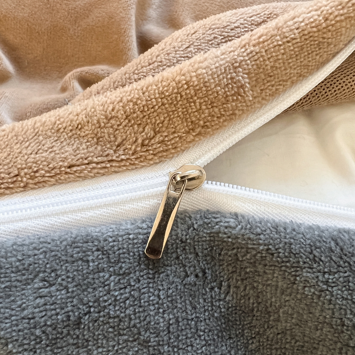 91家纺网 家纺一手货源 找家纺 童颜 2025新款高克重保暖牛奶绒毛巾绣四件套-黑皮猫-场景二 黑皮猫-浅咖+灰