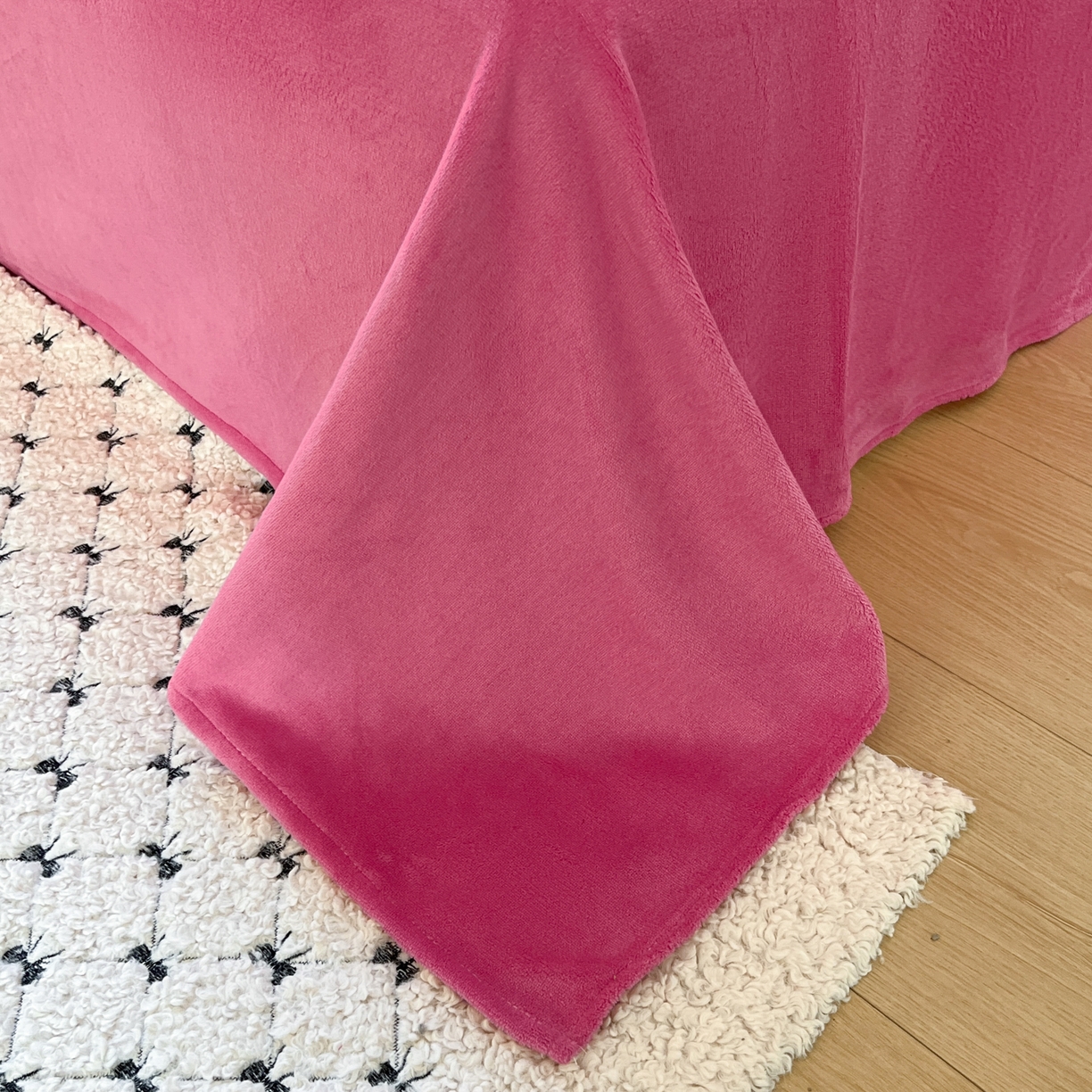 91家纺网 家纺一手货源 找家纺 （总）童颜 2025新款高克重保暖牛奶绒毛巾绣四件套-黑皮猫-场景二