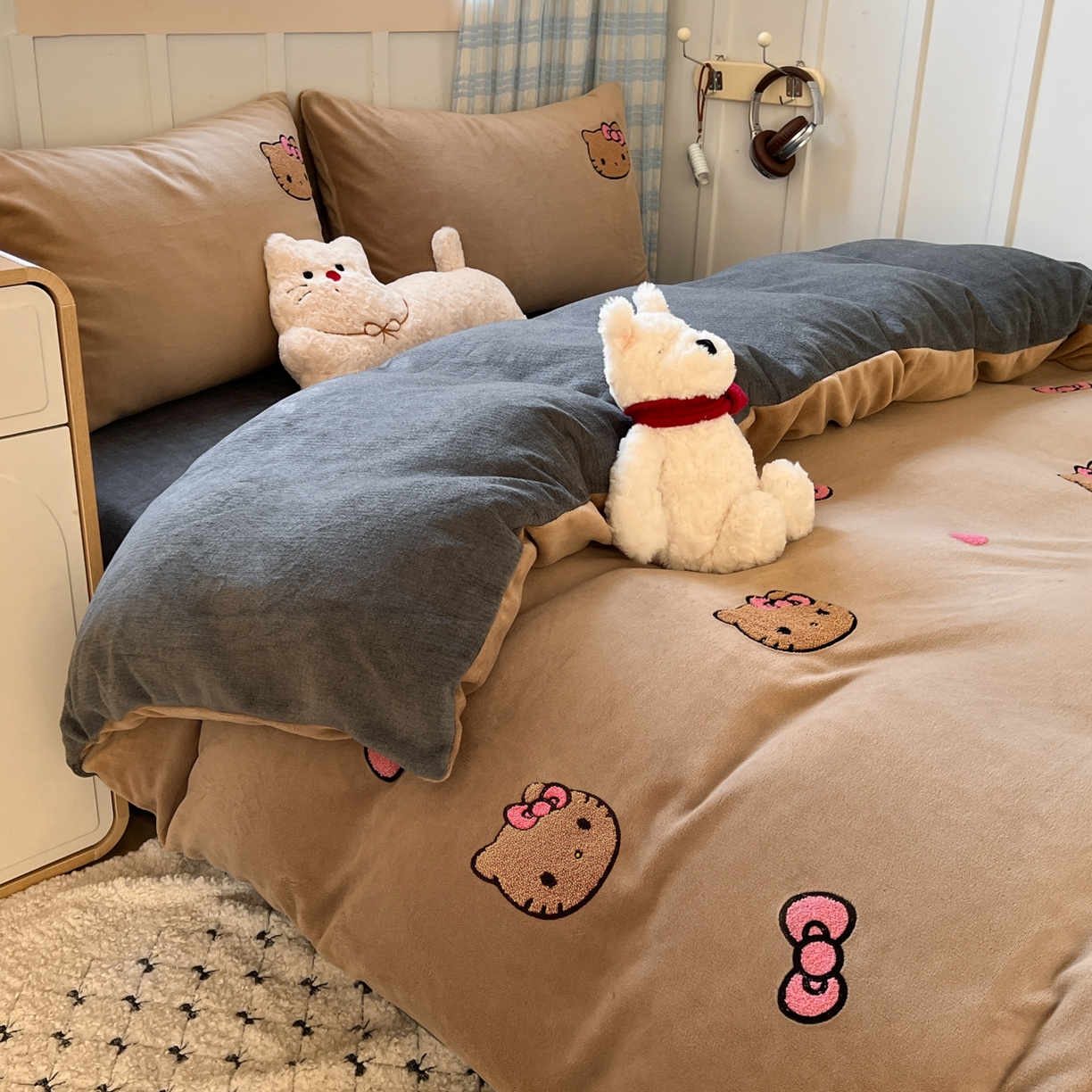 91家纺网 家纺一手货源 找家纺 童颜 2025新款高克重保暖牛奶绒毛巾绣四件套-黑皮猫-场景二 黑皮猫-浅咖+灰