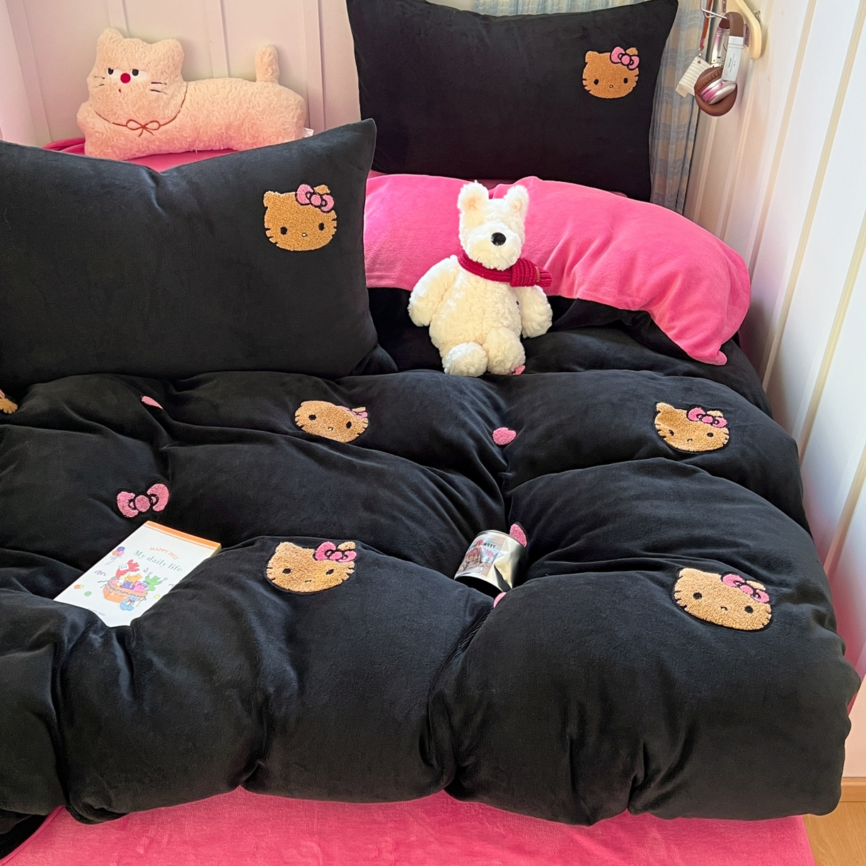 91家纺网 家纺一手货源 找家纺 （总）童颜 2025新款高克重保暖牛奶绒毛巾绣四件套-黑皮猫-场景二