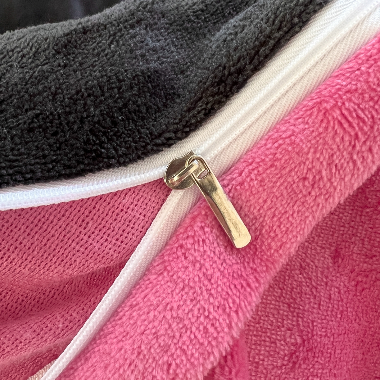 91家纺网 家纺一手货源 找家纺 （总）童颜 2025新款高克重保暖牛奶绒毛巾绣四件套-黑皮猫-场景二