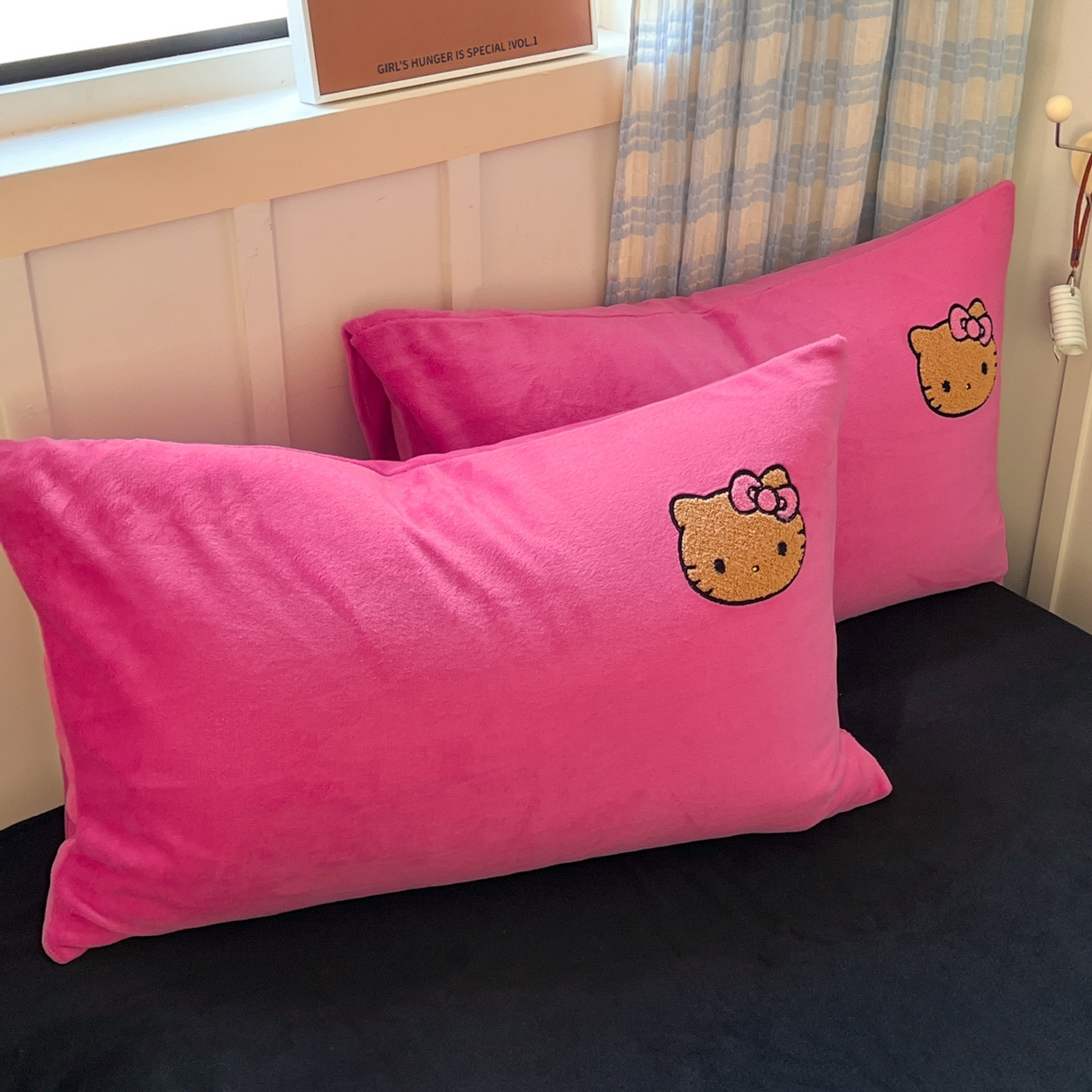 91家纺网 家纺一手货源 找家纺 童颜 2025新款高克重保暖牛奶绒毛巾绣四件套-黑皮猫-场景二 黑皮猫+玫红+黑