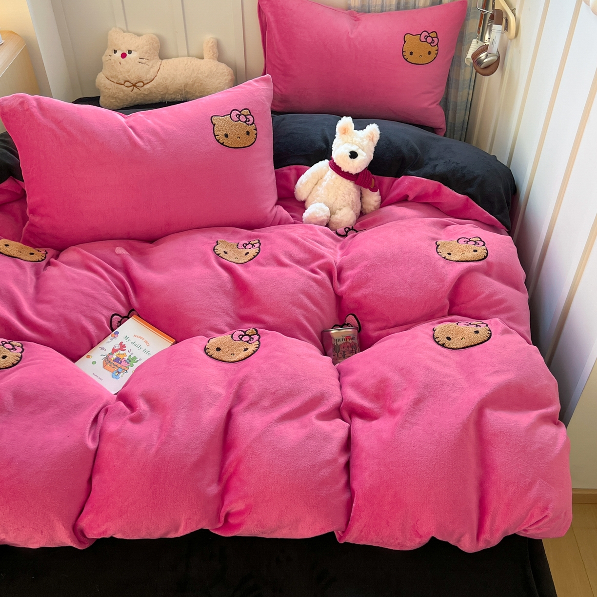 91家纺网 家纺一手货源 找家纺 童颜 2025新款高克重保暖牛奶绒毛巾绣四件套-黑皮猫-场景二 黑皮猫+玫红+黑