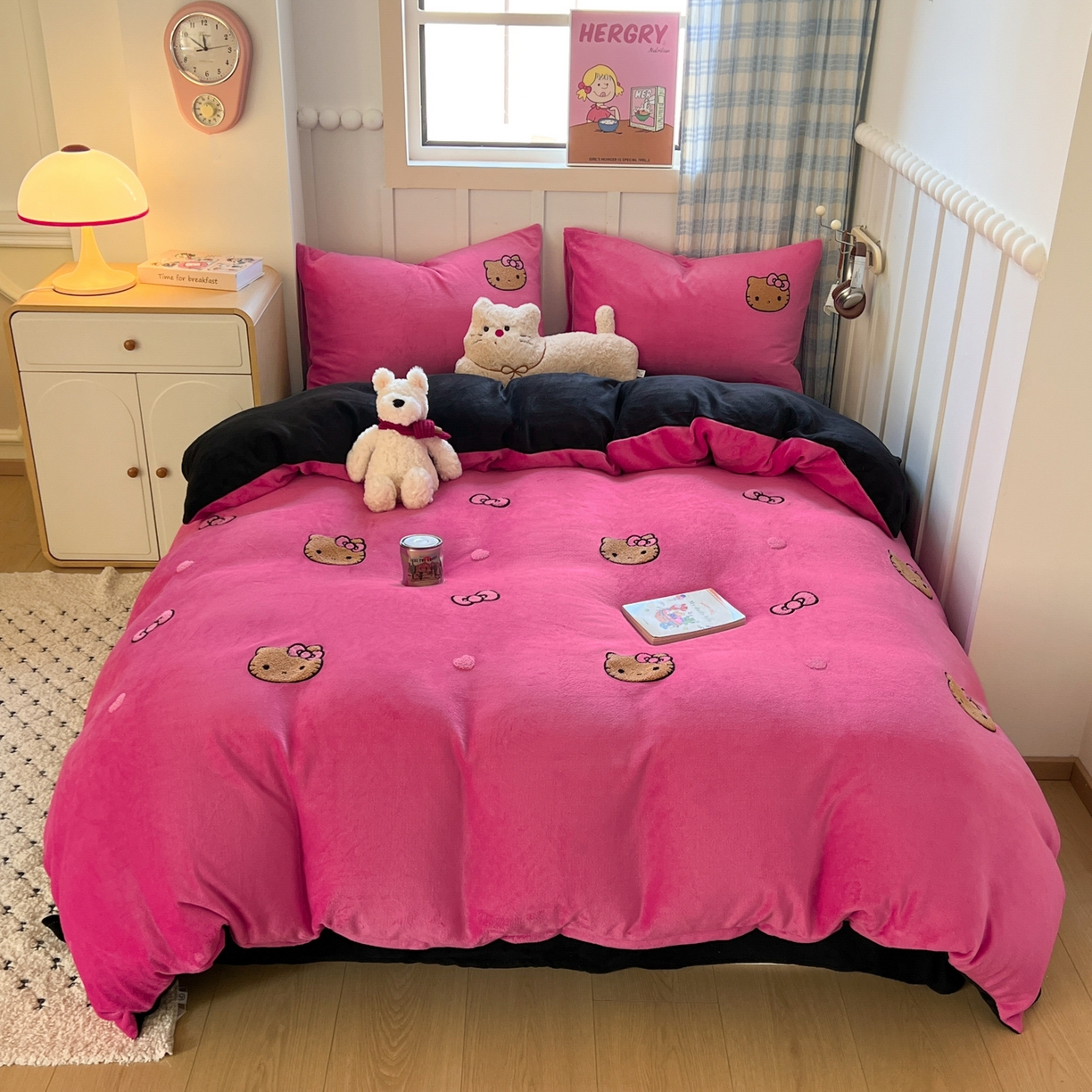 91家纺网 家纺一手货源 找家纺 童颜 2025新款高克重保暖牛奶绒毛巾绣四件套-黑皮猫-场景二 黑皮猫+玫红+黑