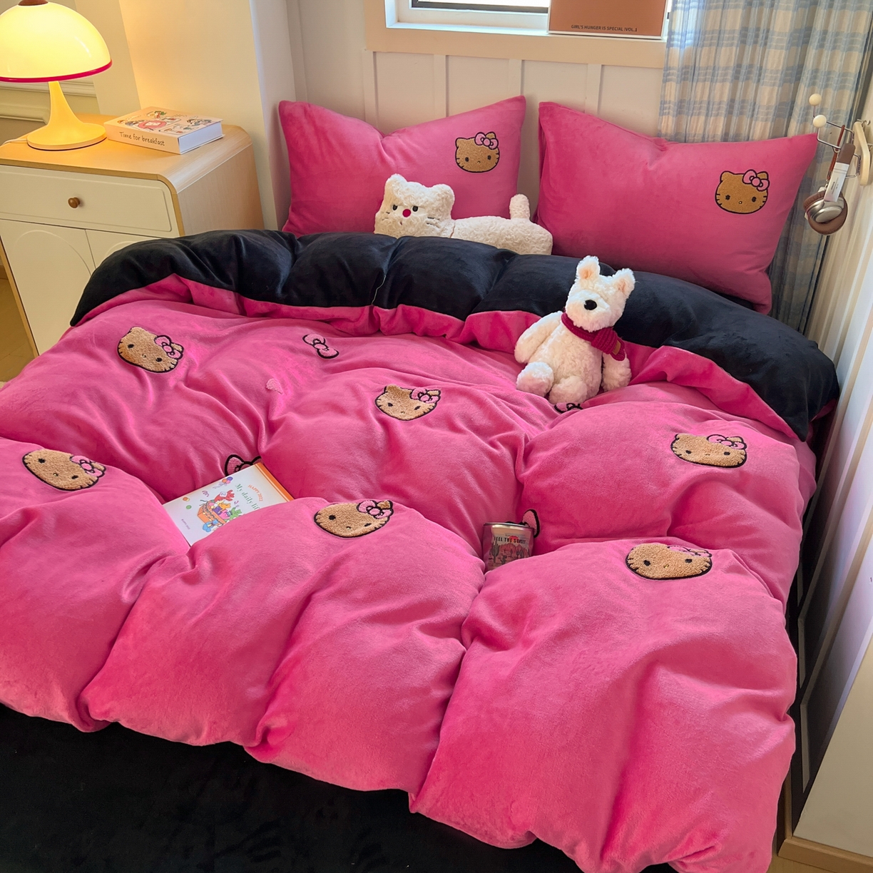 91家纺网 家纺一手货源 找家纺 童颜 2025新款高克重保暖牛奶绒毛巾绣四件套-黑皮猫-场景二 黑皮猫+玫红+黑