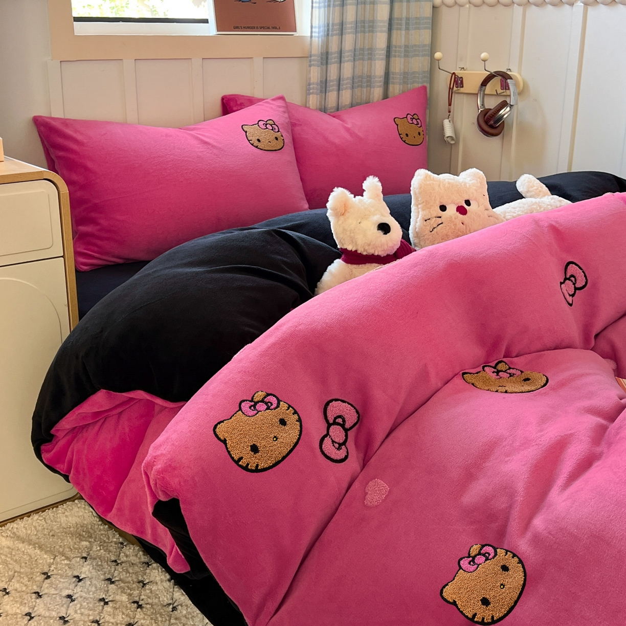 91家纺网 家纺一手货源 找家纺 童颜 2025新款高克重保暖牛奶绒毛巾绣四件套-黑皮猫-场景二 黑皮猫+玫红+黑