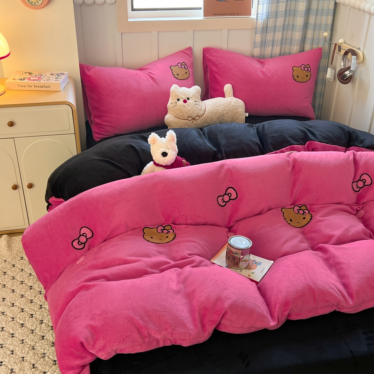 91家纺网 家纺一手货源 找家纺 童颜 2025新款高克重保暖牛奶绒毛巾绣四件套-黑皮猫-场景二 黑皮猫+玫红+黑