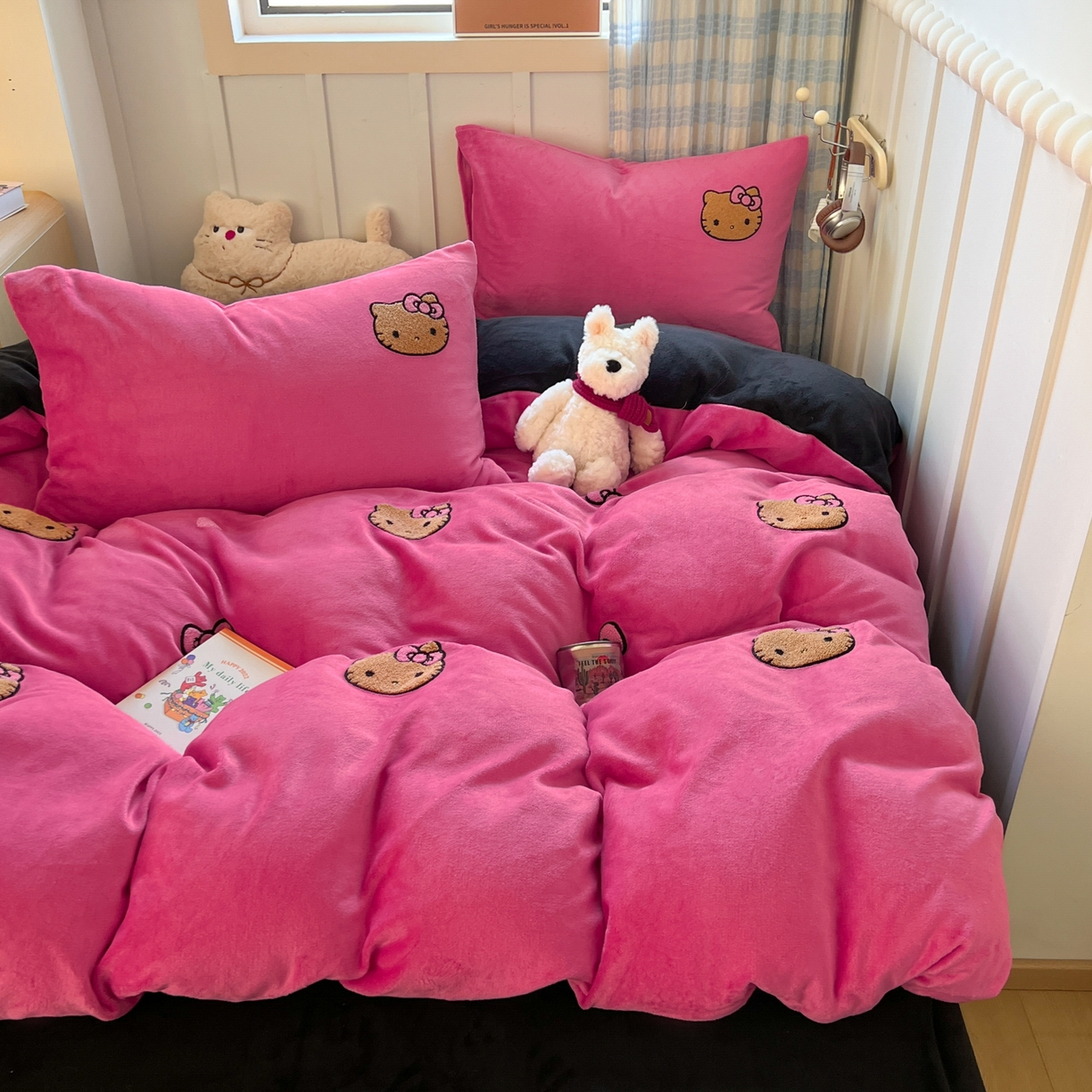 91家纺网 家纺一手货源 找家纺 童颜 2025新款高克重保暖牛奶绒毛巾绣四件套-黑皮猫-场景二 黑皮猫+玫红+黑