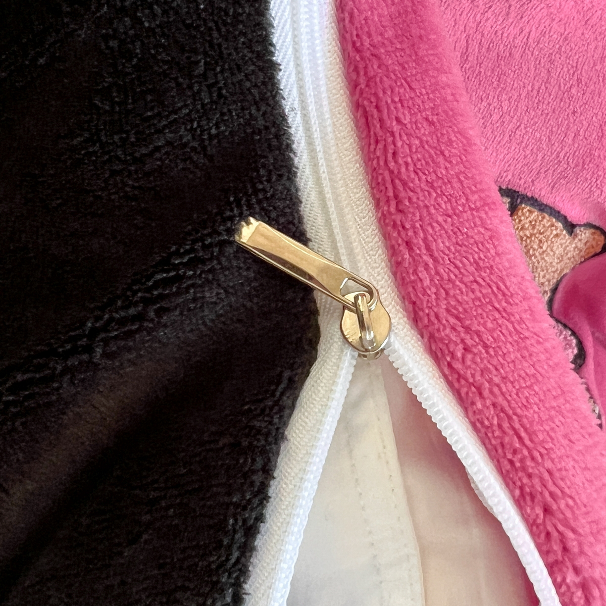 91家纺网 家纺一手货源 找家纺 童颜 2025新款高克重保暖牛奶绒毛巾绣四件套-黑皮猫-场景二 黑皮猫+玫红+黑