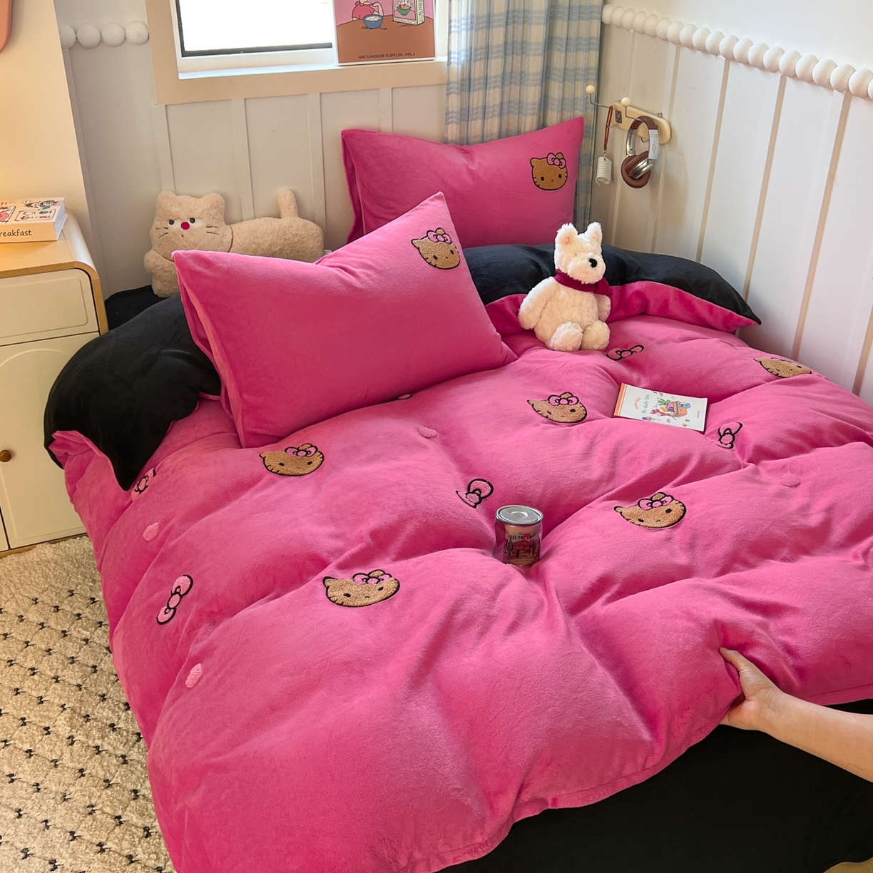 91家纺网 家纺一手货源 找家纺 童颜 2025新款高克重保暖牛奶绒毛巾绣四件套-黑皮猫-场景二 黑皮猫+玫红+黑