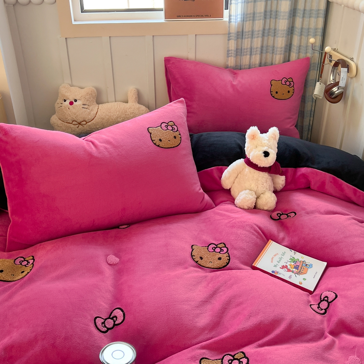 91家纺网 家纺一手货源 找家纺 童颜 2025新款高克重保暖牛奶绒毛巾绣四件套-黑皮猫-场景二 黑皮猫+玫红+黑