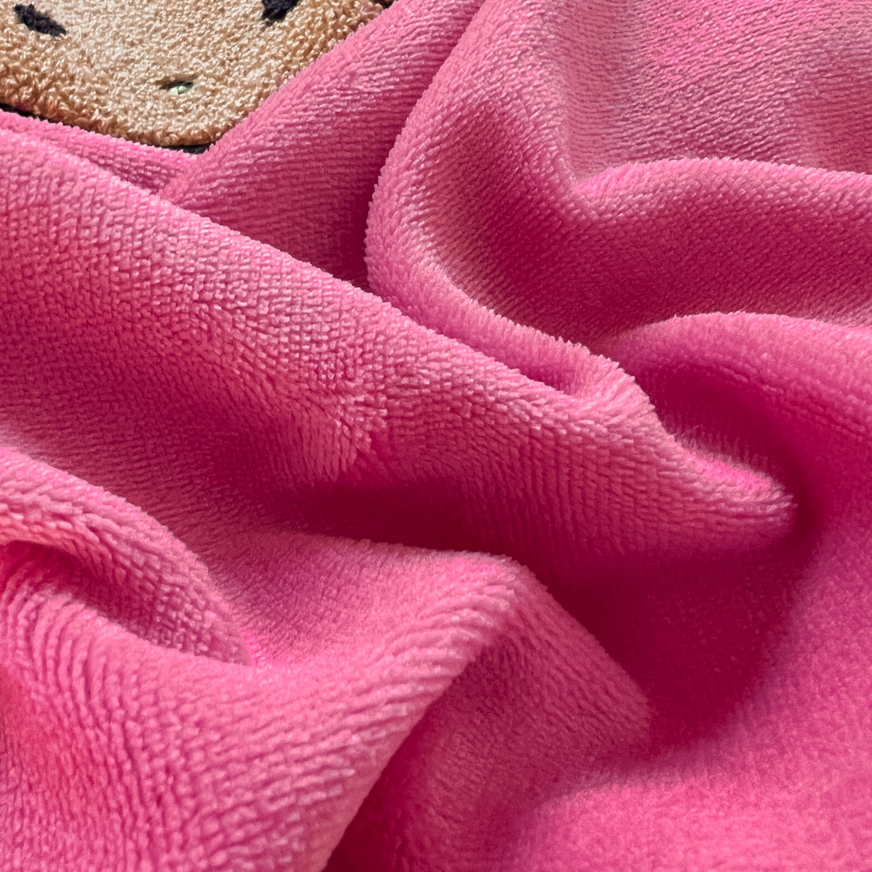 91家纺网 家纺一手货源 找家纺 童颜 2025新款高克重保暖牛奶绒毛巾绣四件套-黑皮猫-场景二 黑皮猫+玫红+黑