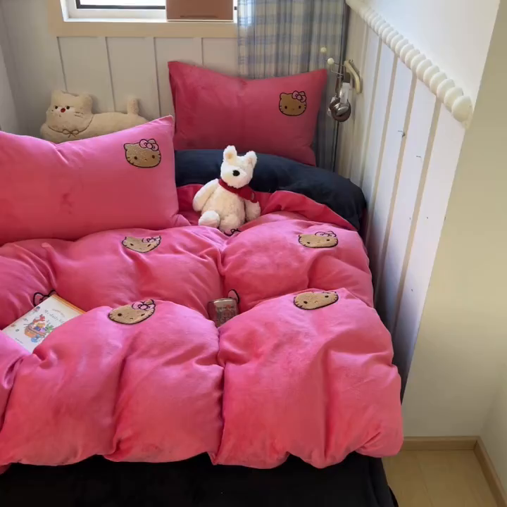 91家纺网 家纺一手货源 找家纺 童颜 2025新款高克重保暖牛奶绒毛巾绣四件套-黑皮猫-场景二 黑皮猫+玫红+黑