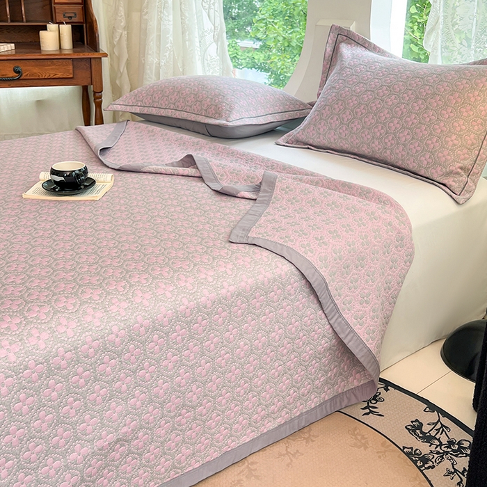 91家纺网 家纺一手货源 找家纺 yyds网供 2025新款A类色织全棉三层纱布床盖三件套喷气夹棉盖毯夏被厚床单多功能榻榻米风格二 幸运花灰粉